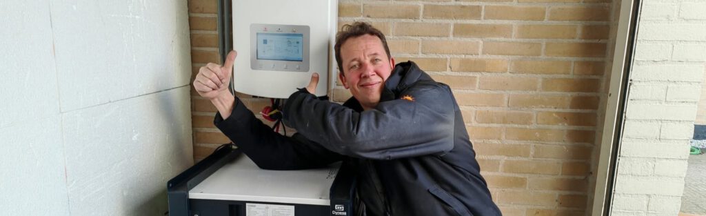 persoonlijk advies energieoplossingen. Installateur van Smartedo bij installatie van thuisbatterij